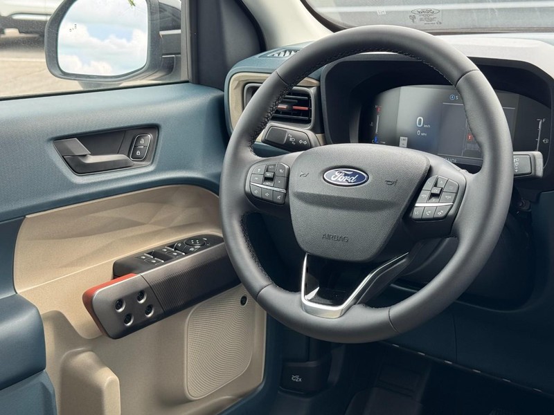 Ford Maverick Vehicle Full-screen Gallery Image 7