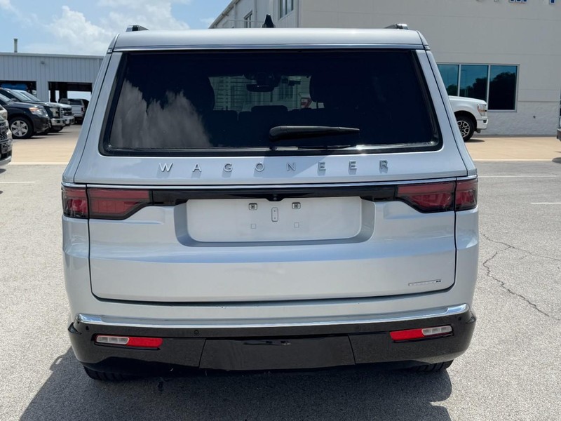 Jeep Wagoneer Vehicle Full-screen Gallery Image 4