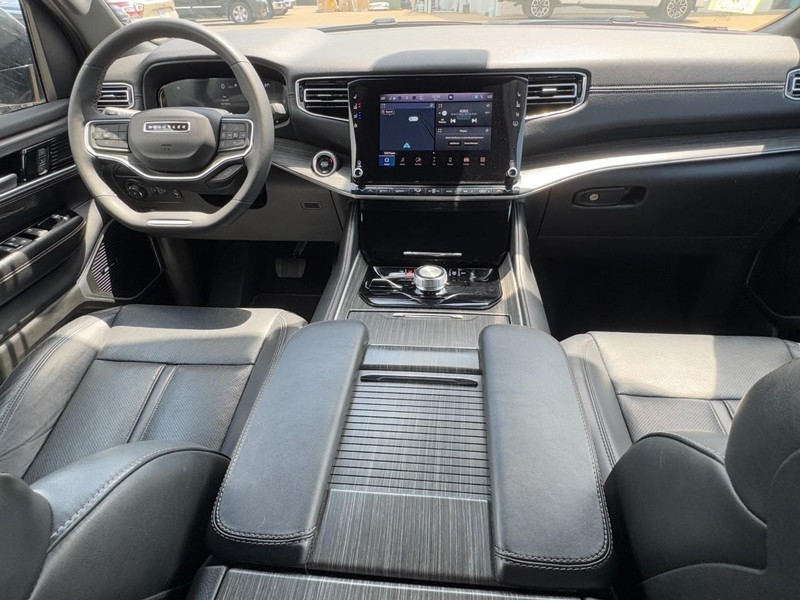 Jeep Wagoneer Vehicle Full-screen Gallery Image 12