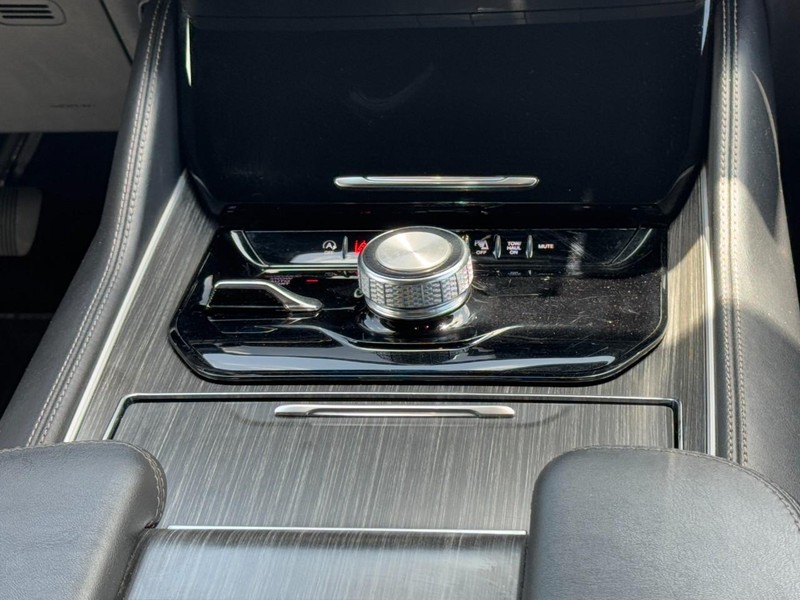Jeep Wagoneer Vehicle Full-screen Gallery Image 15