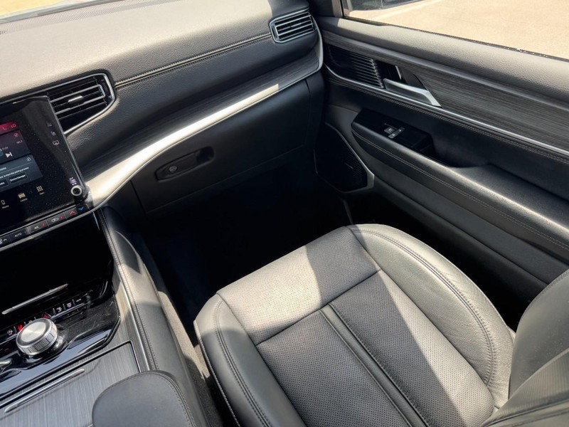 Jeep Wagoneer Vehicle Full-screen Gallery Image 16