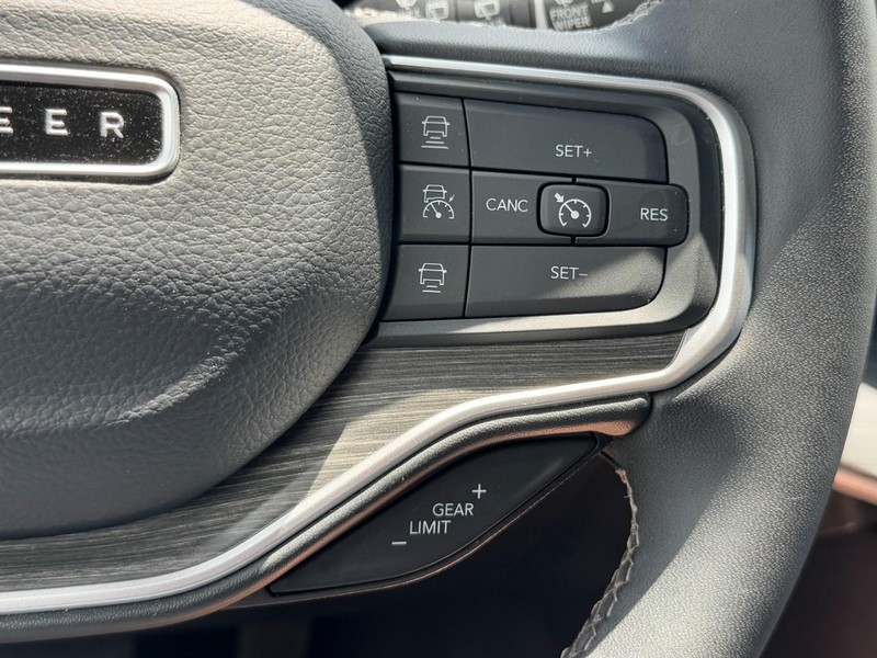 Jeep Wagoneer Vehicle Full-screen Gallery Image 19