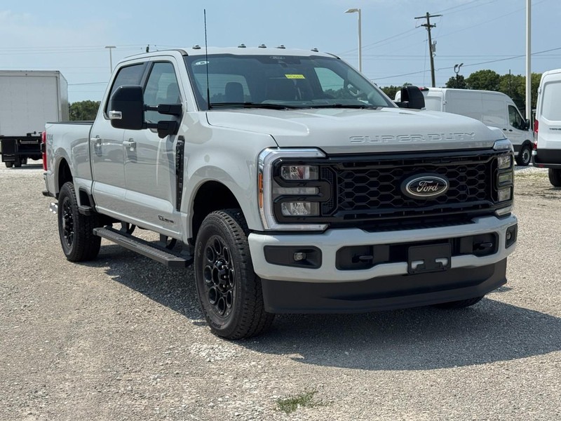 Ford Super Duty F-250 SRW Vehicle Full-screen Gallery Image 2