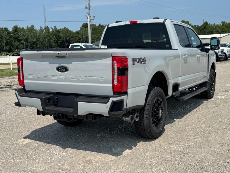 Ford Super Duty F-250 SRW Vehicle Full-screen Gallery Image 3