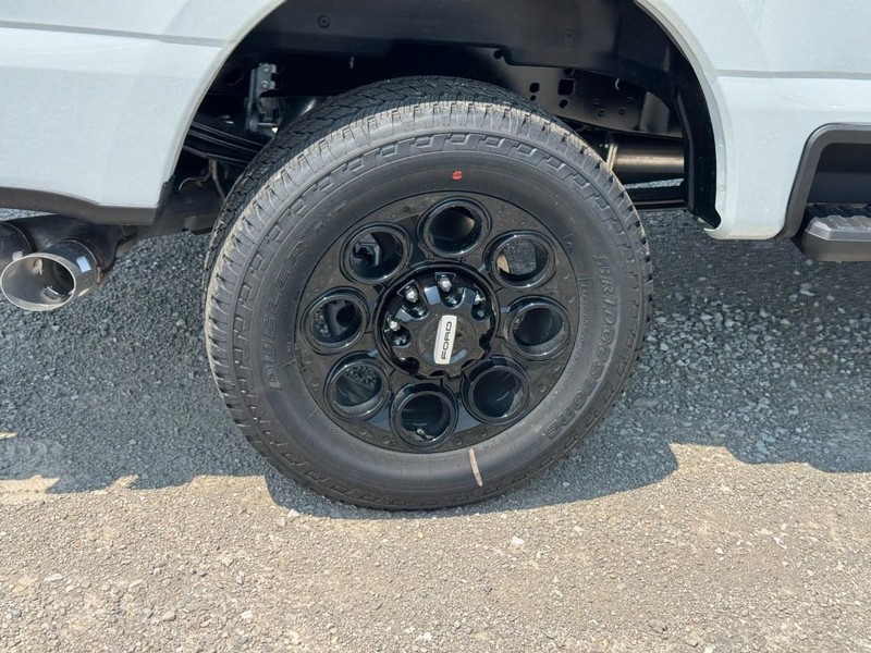 Ford Super Duty F-250 SRW Vehicle Full-screen Gallery Image 4
