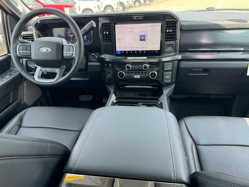Ford Super Duty F-250 SRW Vehicle Full-screen Gallery Image 6