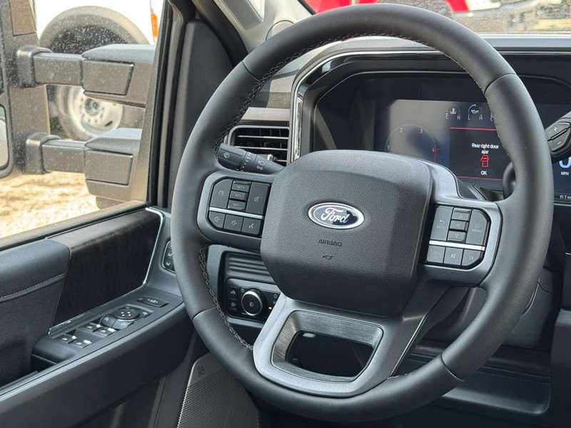 Ford Super Duty F-250 SRW Vehicle Full-screen Gallery Image 7