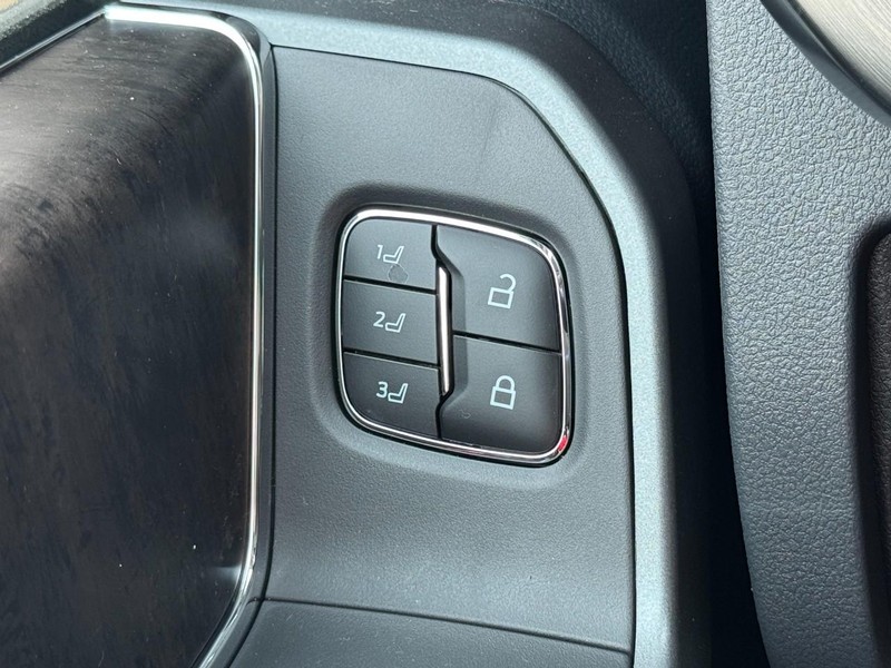 Ford Super Duty F-250 SRW Vehicle Full-screen Gallery Image 10
