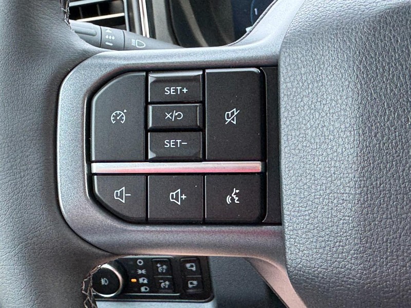 Ford Super Duty F-250 SRW Vehicle Full-screen Gallery Image 11