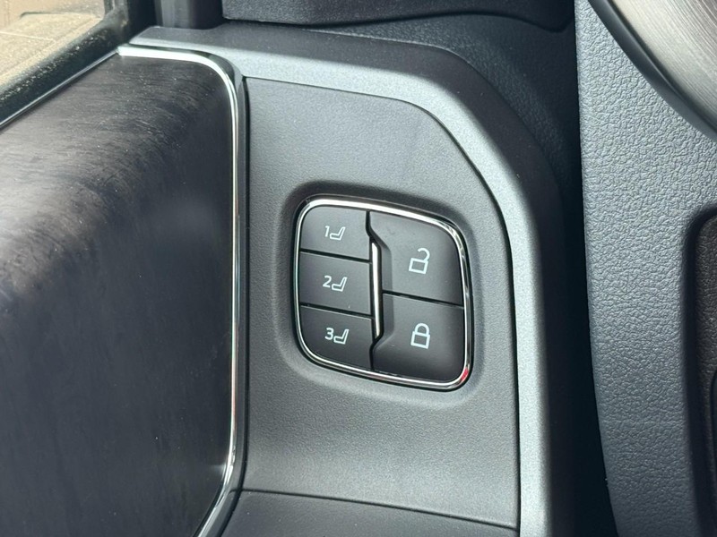 Ford Super Duty F-250 SRW Vehicle Image 10