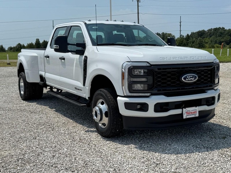 Ford Super Duty F-350 DRW Vehicle Image 02