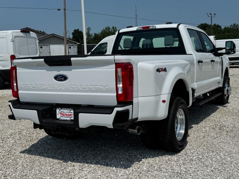 Ford Super Duty F-350 DRW Vehicle Image 03