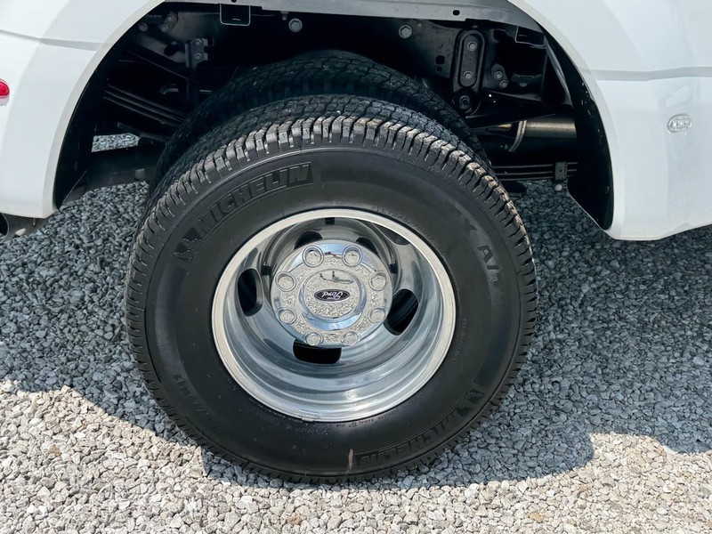 Ford Super Duty F-350 DRW Vehicle Image 04
