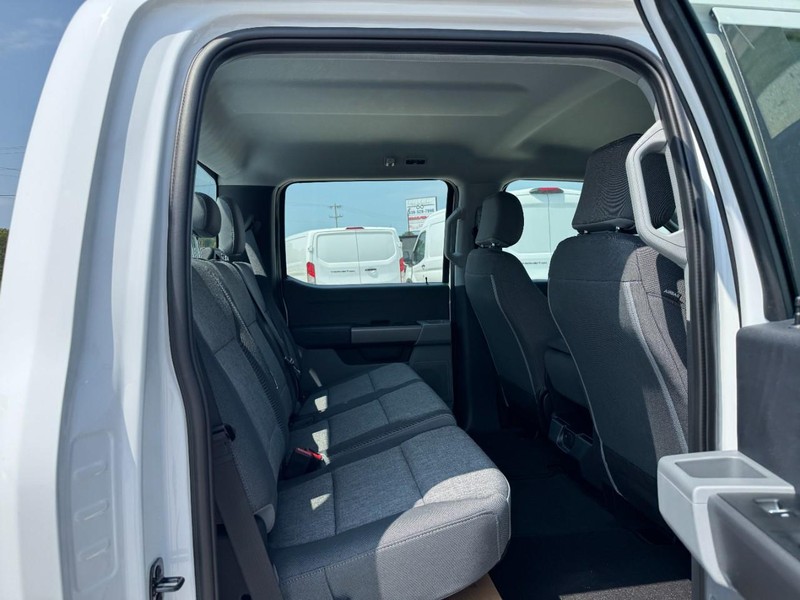 Ford Super Duty F-350 DRW Vehicle Image 05