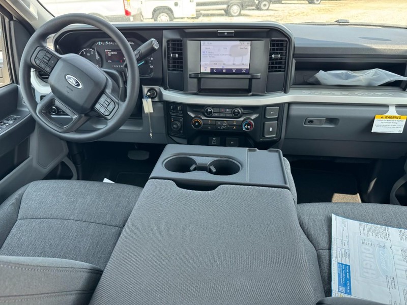 Ford Super Duty F-350 DRW Vehicle Image 06