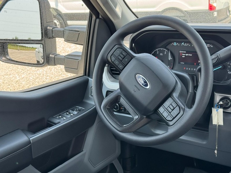 Ford Super Duty F-350 DRW Vehicle Image 07
