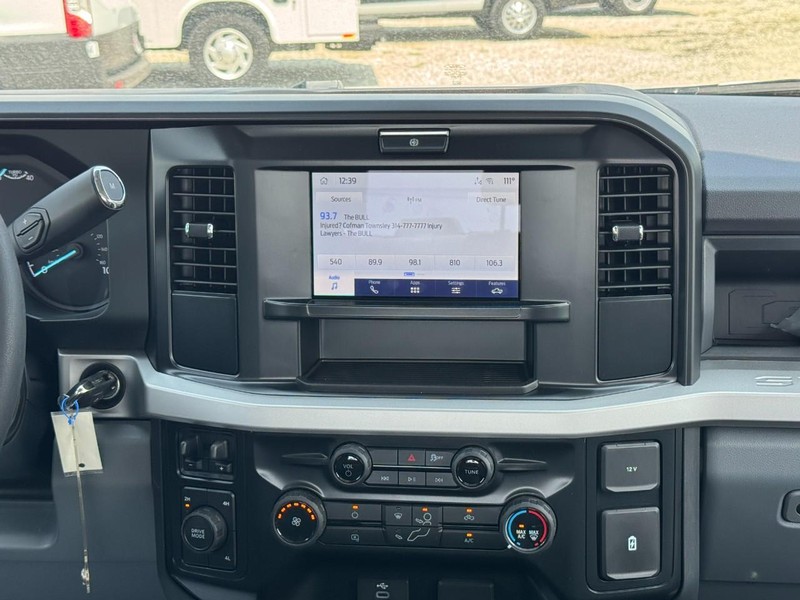 Ford Super Duty F-350 DRW Vehicle Image 08