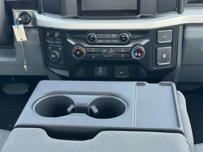 Ford Super Duty F-350 DRW Vehicle Image 09