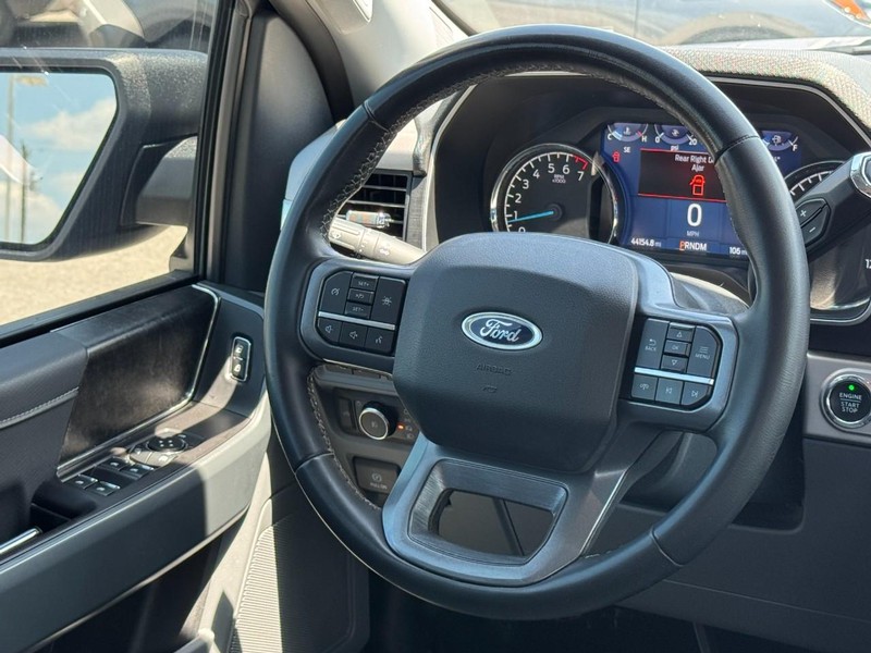 Ford F-150 Vehicle Full-screen Gallery Image 12