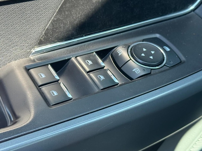 Ford F-150 Vehicle Full-screen Gallery Image 23