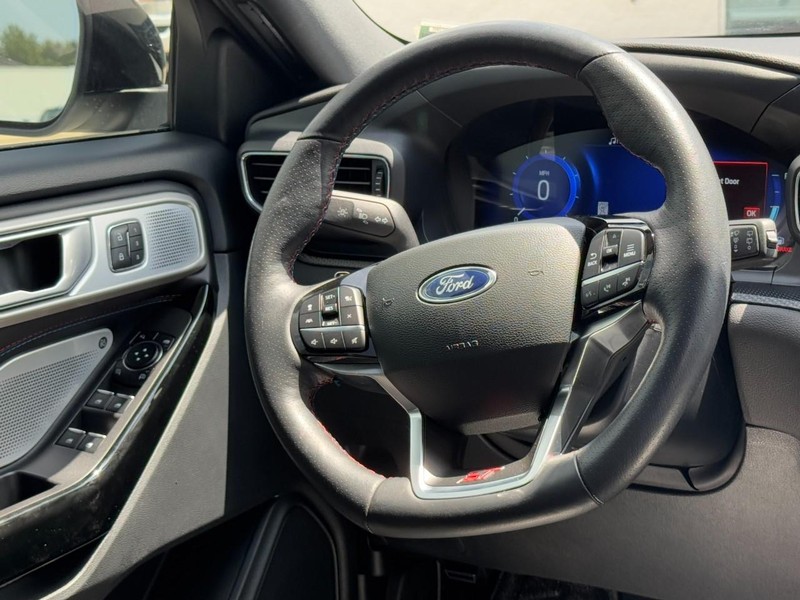 Ford Explorer Vehicle Image 13