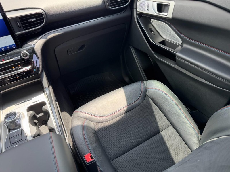 Ford Explorer Vehicle Image 16