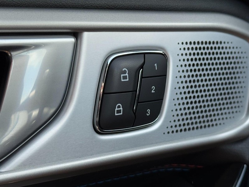 Ford Explorer Vehicle Image 17
