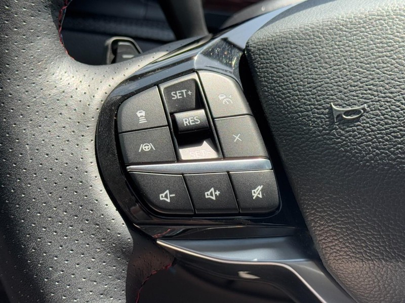 Ford Explorer Vehicle Image 18