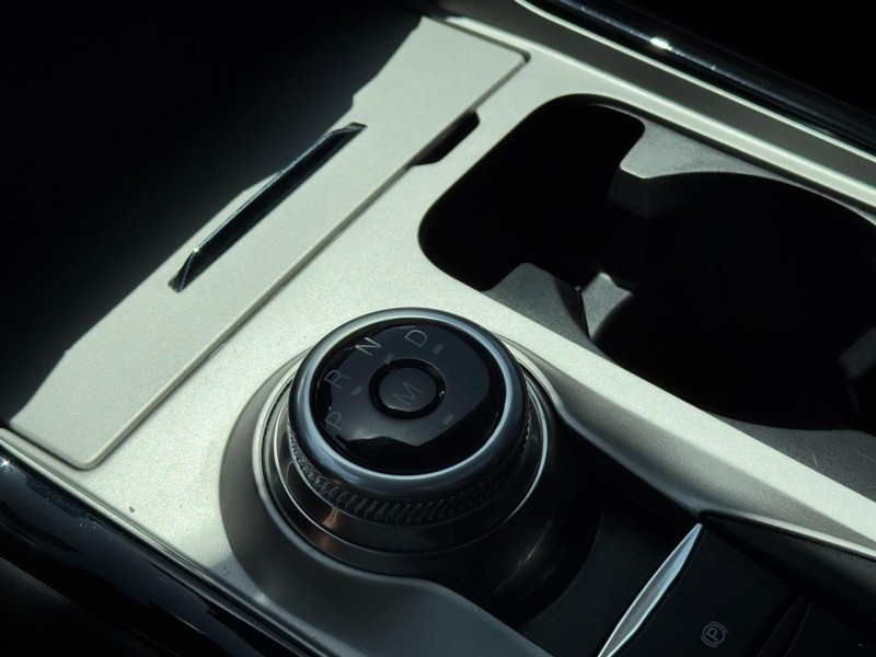 Ford Explorer Vehicle Image 21