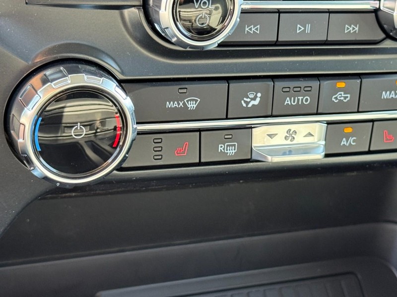 Ford F-150 Vehicle Full-screen Gallery Image 12
