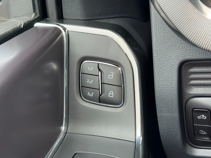 Ford Super Duty F-250 SRW Vehicle Image 10
