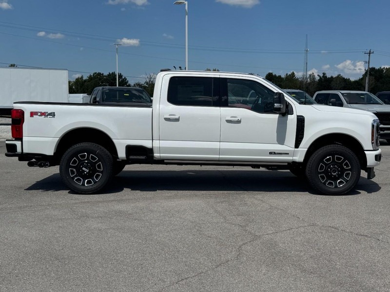 Ford Super Duty F-250 SRW Vehicle Full-screen Gallery Image 2