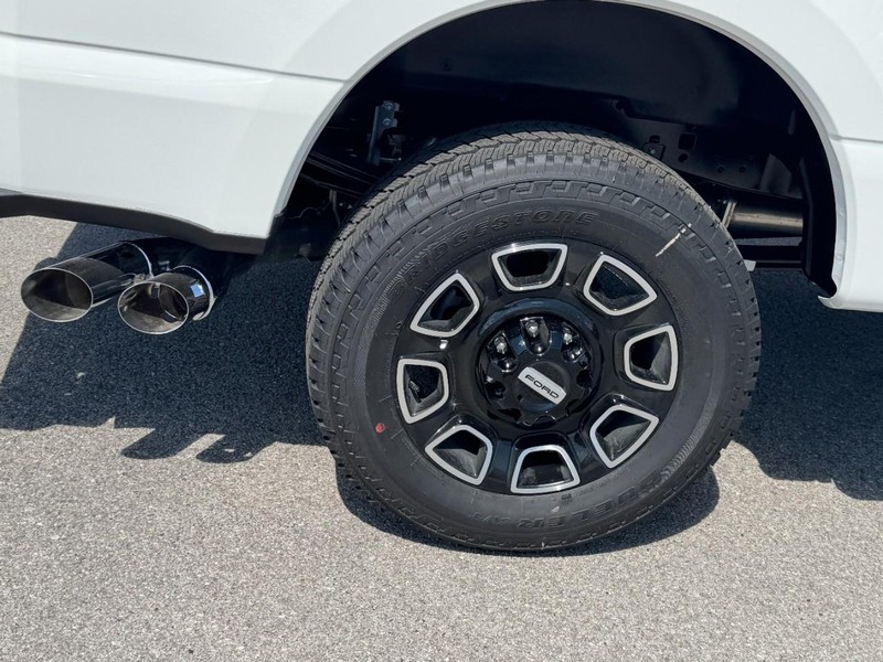 Ford Super Duty F-250 SRW Vehicle Full-screen Gallery Image 4