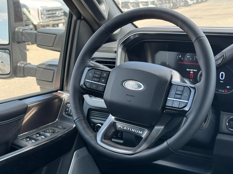 Ford Super Duty F-250 SRW Vehicle Full-screen Gallery Image 7