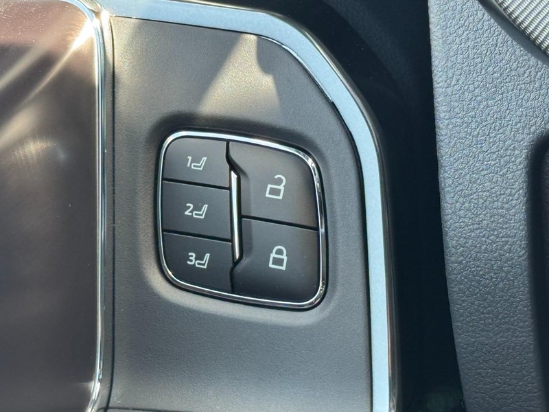 Ford Super Duty F-250 SRW Vehicle Full-screen Gallery Image 10