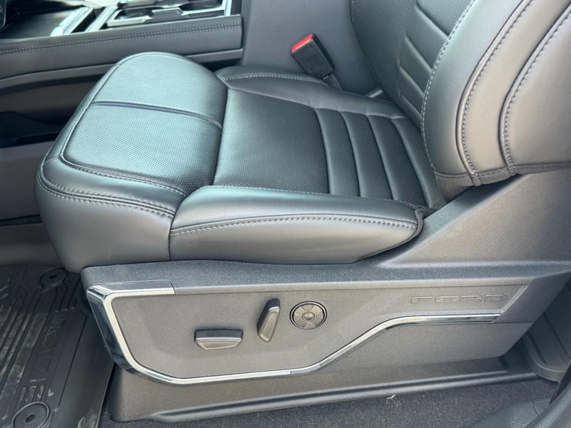 Ford Super Duty F-250 SRW Vehicle Full-screen Gallery Image 16