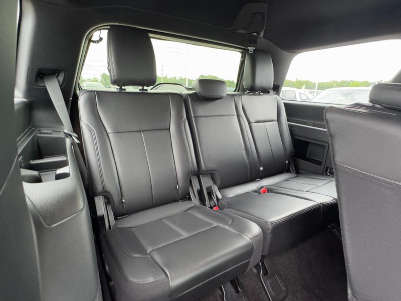 Ford Expedition Vehicle Image 11