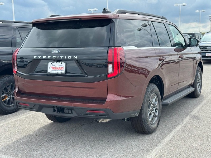 Ford Expedition Vehicle Full-screen Gallery Image 3