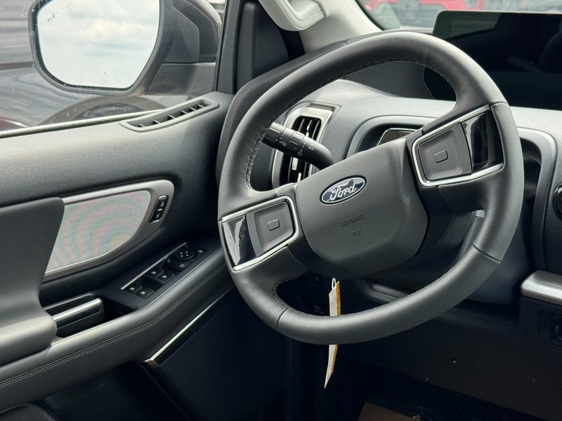 Ford Expedition Vehicle Full-screen Gallery Image 7