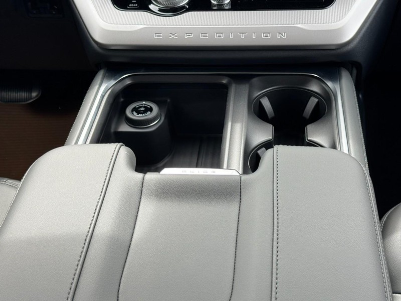 Ford Expedition Vehicle Full-screen Gallery Image 9