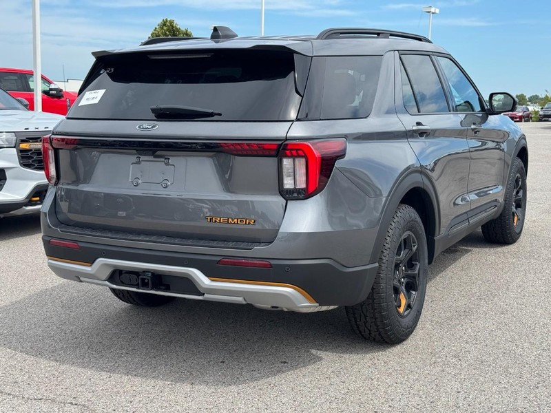 Ford Explorer Vehicle Full-screen Gallery Image 3