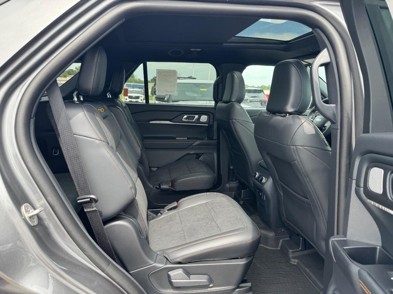Ford Explorer Vehicle Full-screen Gallery Image 5