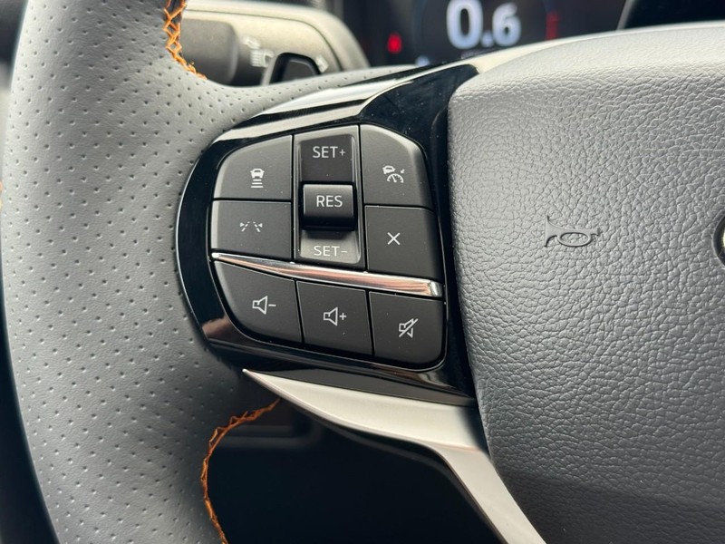 Ford Explorer Vehicle Full-screen Gallery Image 11