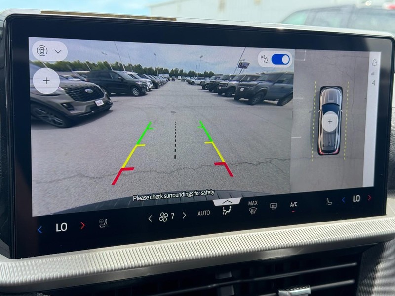 Ford Explorer Vehicle Full-screen Gallery Image 16