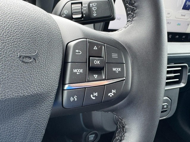 Ford Maverick Vehicle Image 11