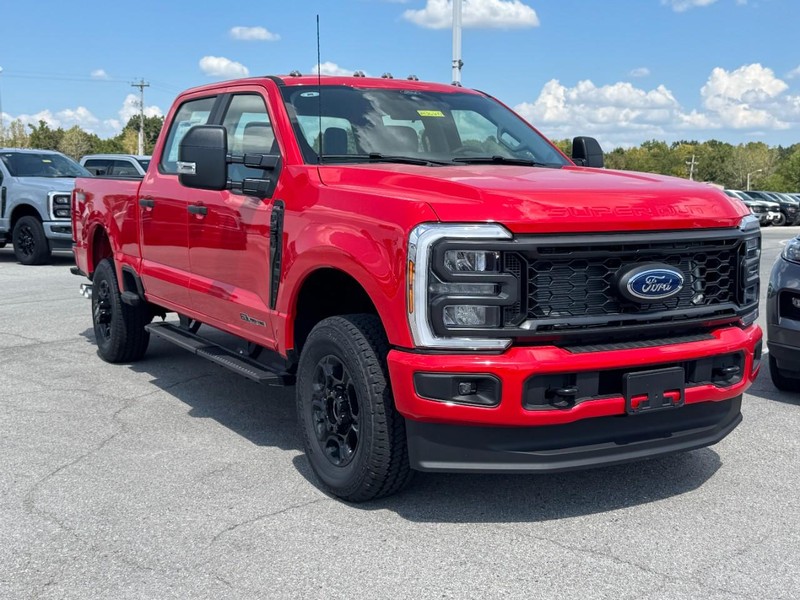 Ford Super Duty F-250 SRW Vehicle Full-screen Gallery Image 2