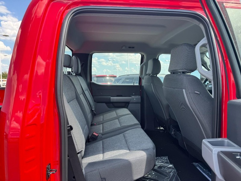 Ford Super Duty F-250 SRW Vehicle Full-screen Gallery Image 5