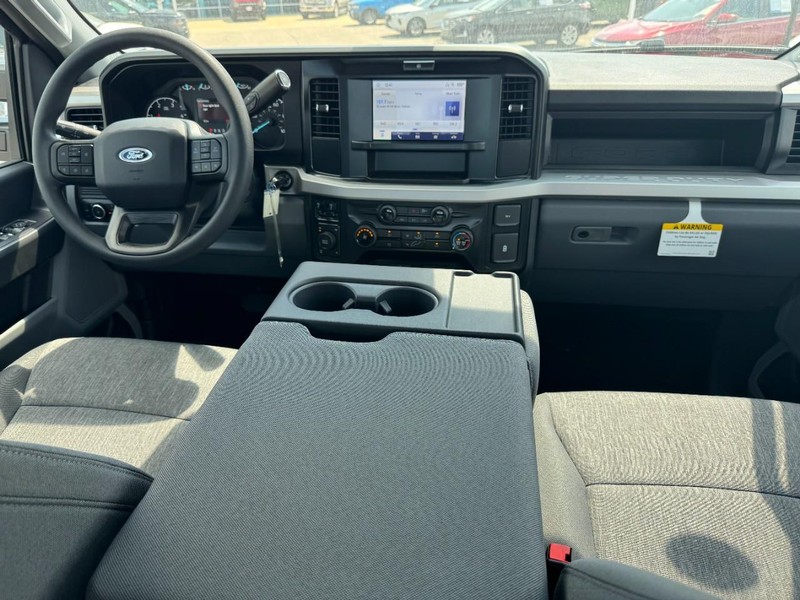 Ford Super Duty F-250 SRW Vehicle Full-screen Gallery Image 6