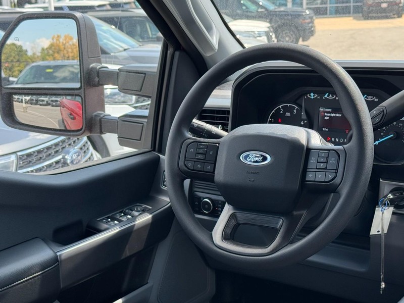 Ford Super Duty F-250 SRW Vehicle Full-screen Gallery Image 7