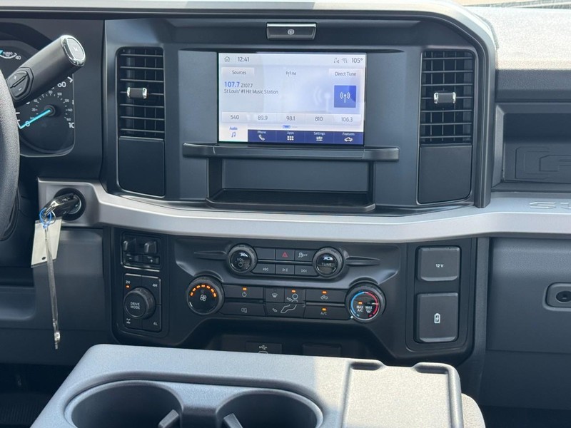 Ford Super Duty F-250 SRW Vehicle Full-screen Gallery Image 8